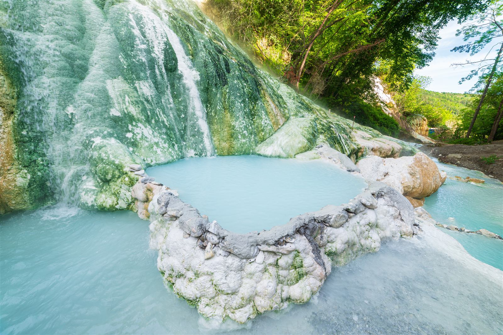 Sorgente di acqua termale naturale